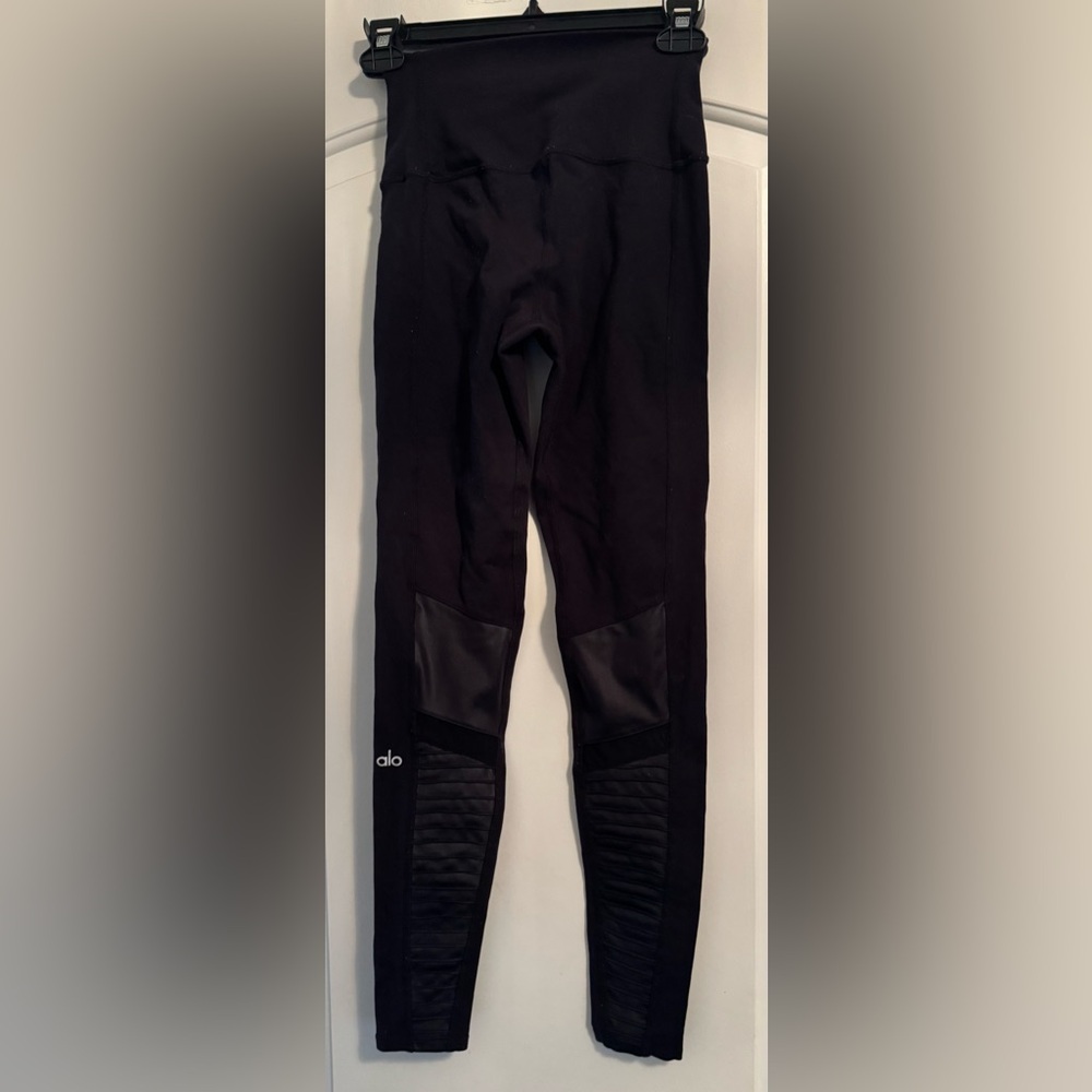 ALO yoga Moto Leggings - Picture 3 of 4